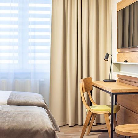Novy Hotel Жельона Гора Екстериор снимка
