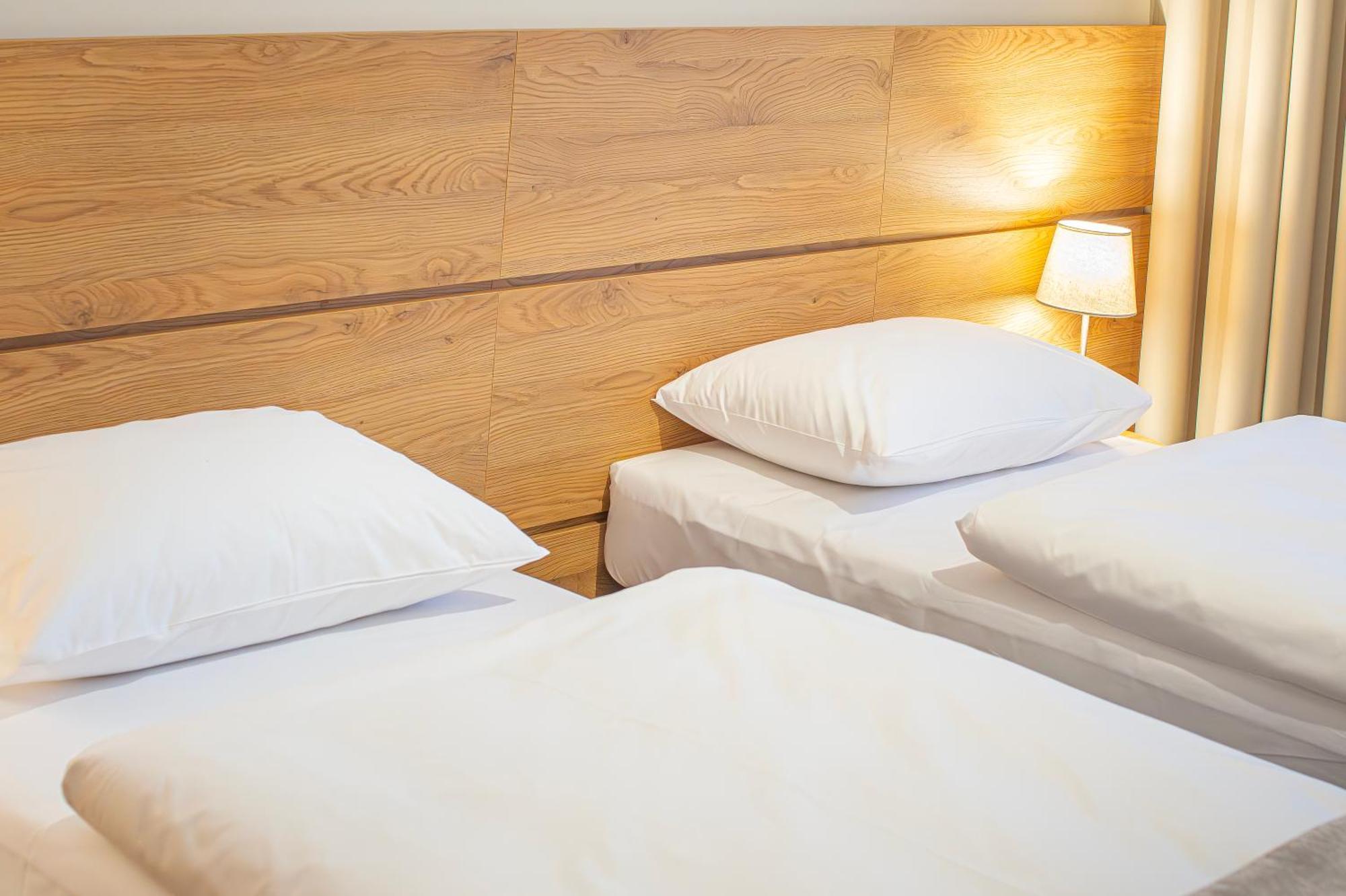 Novy Hotel Жельона Гора Екстериор снимка