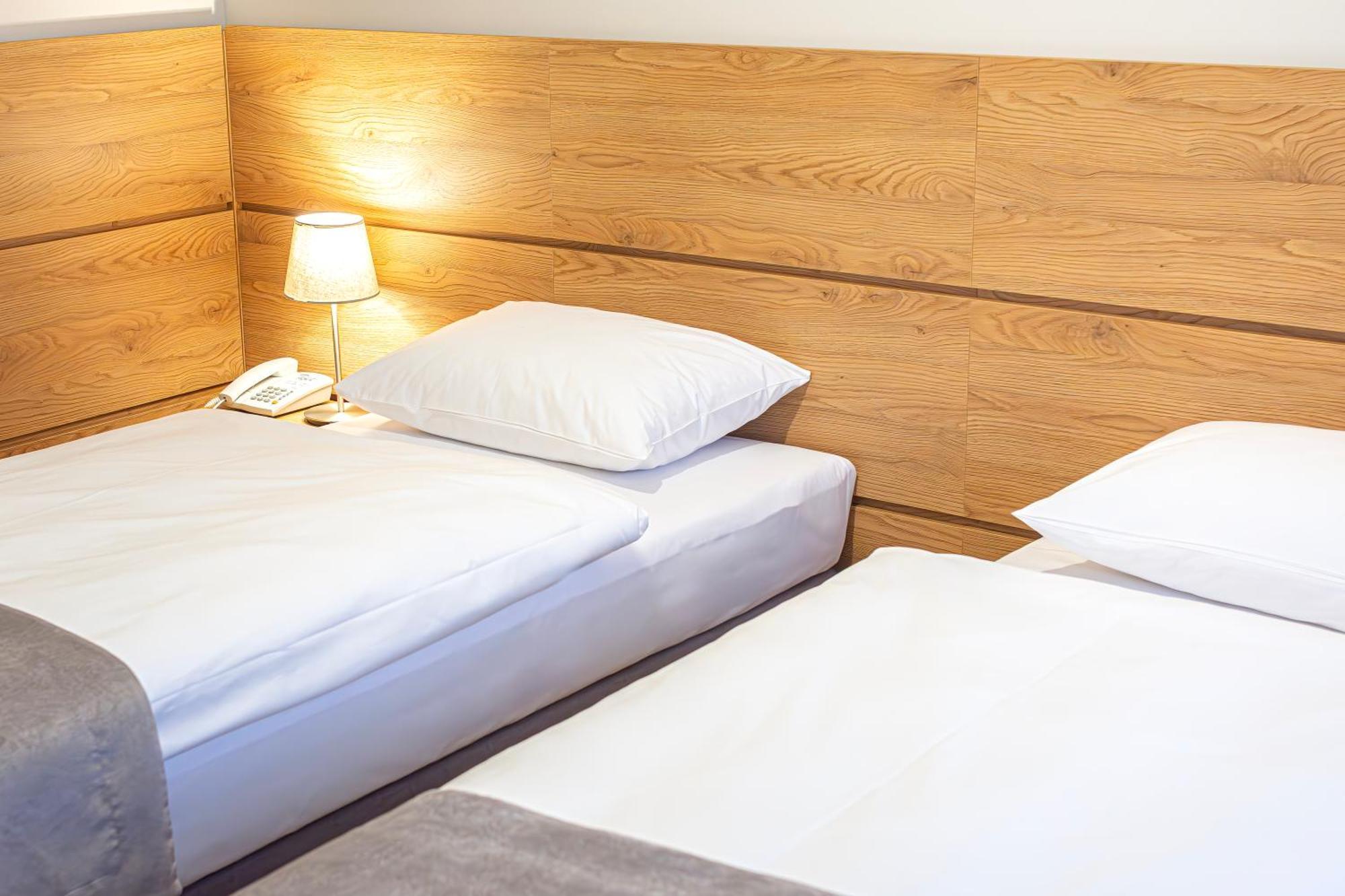 Novy Hotel Жельона Гора Екстериор снимка