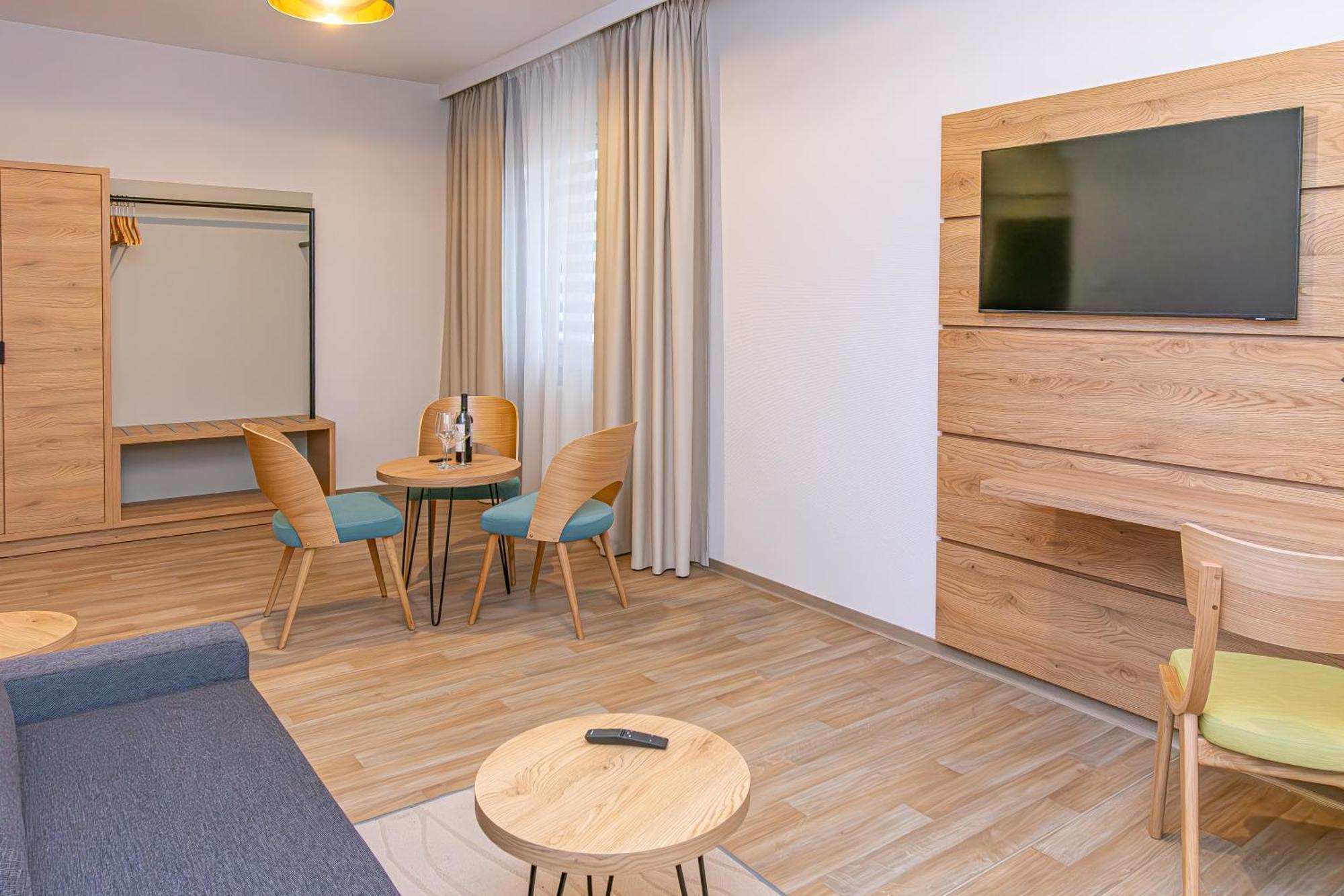 Novy Hotel Жельона Гора Екстериор снимка