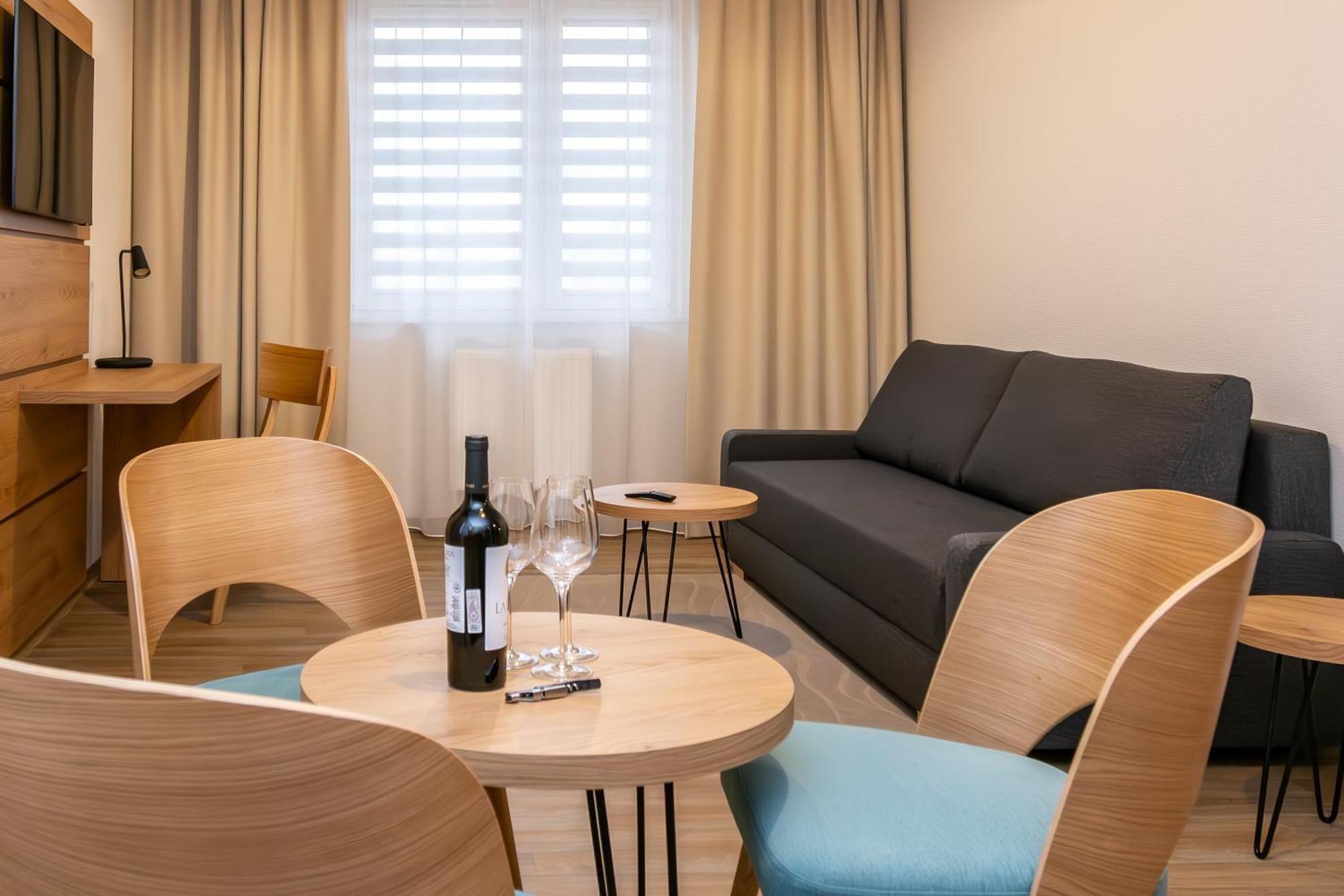 Novy Hotel Жельона Гора Екстериор снимка