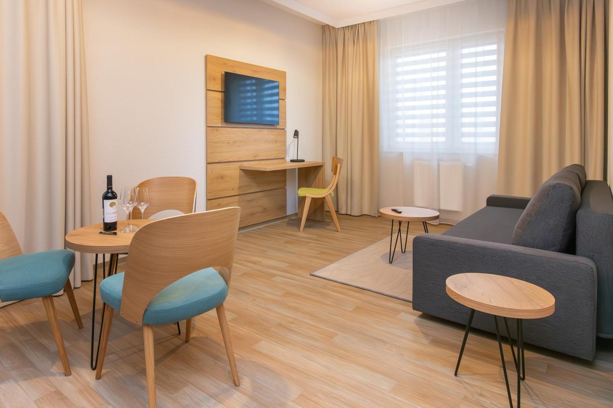 Novy Hotel Жельона Гора Екстериор снимка