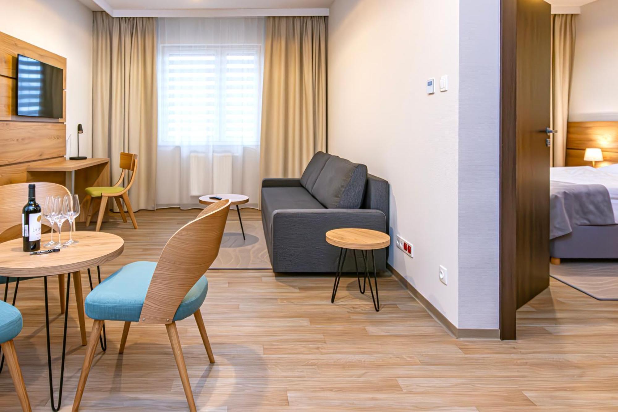 Novy Hotel Жельона Гора Екстериор снимка
