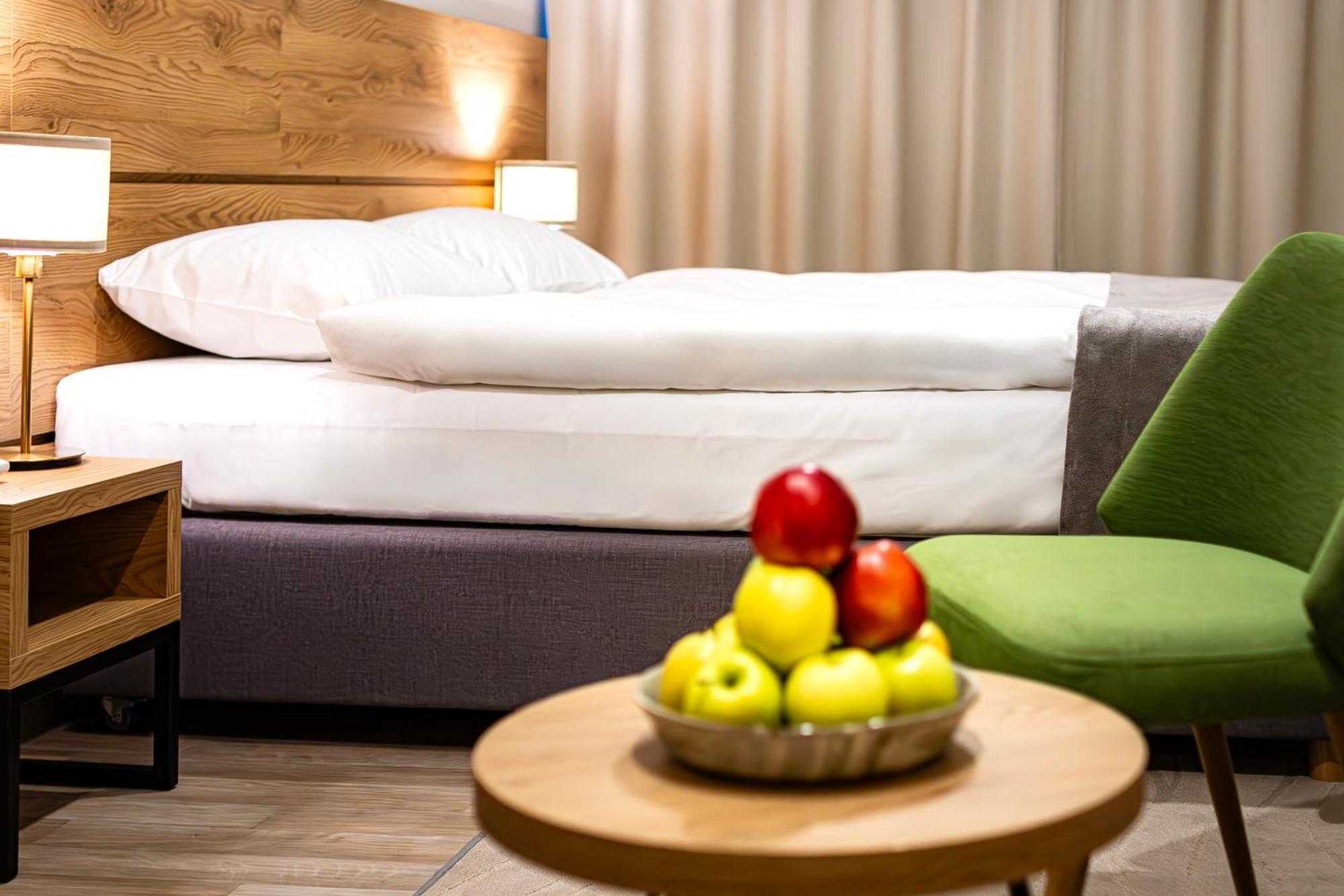 Novy Hotel Жельона Гора Екстериор снимка