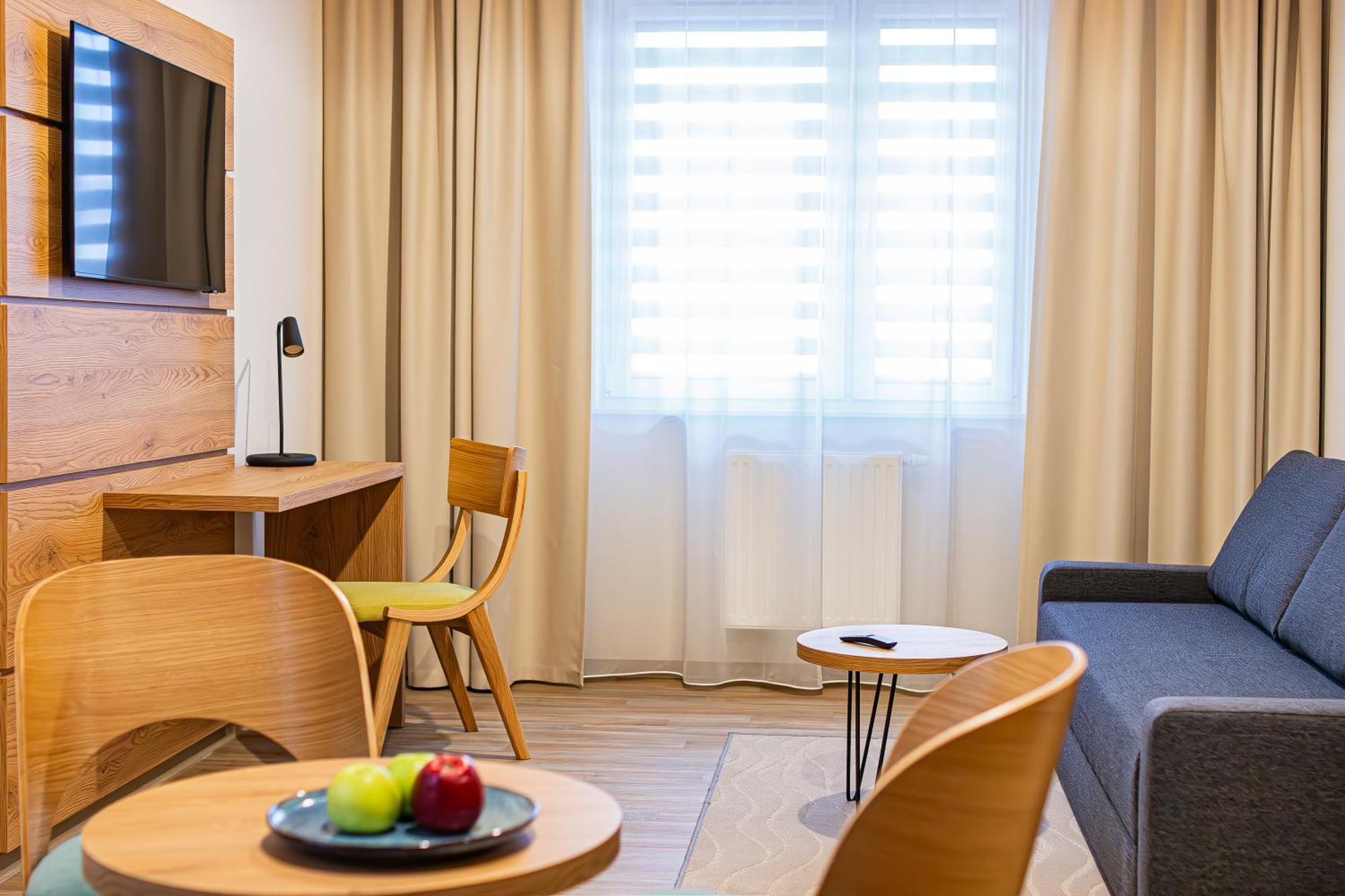 Novy Hotel Жельона Гора Екстериор снимка