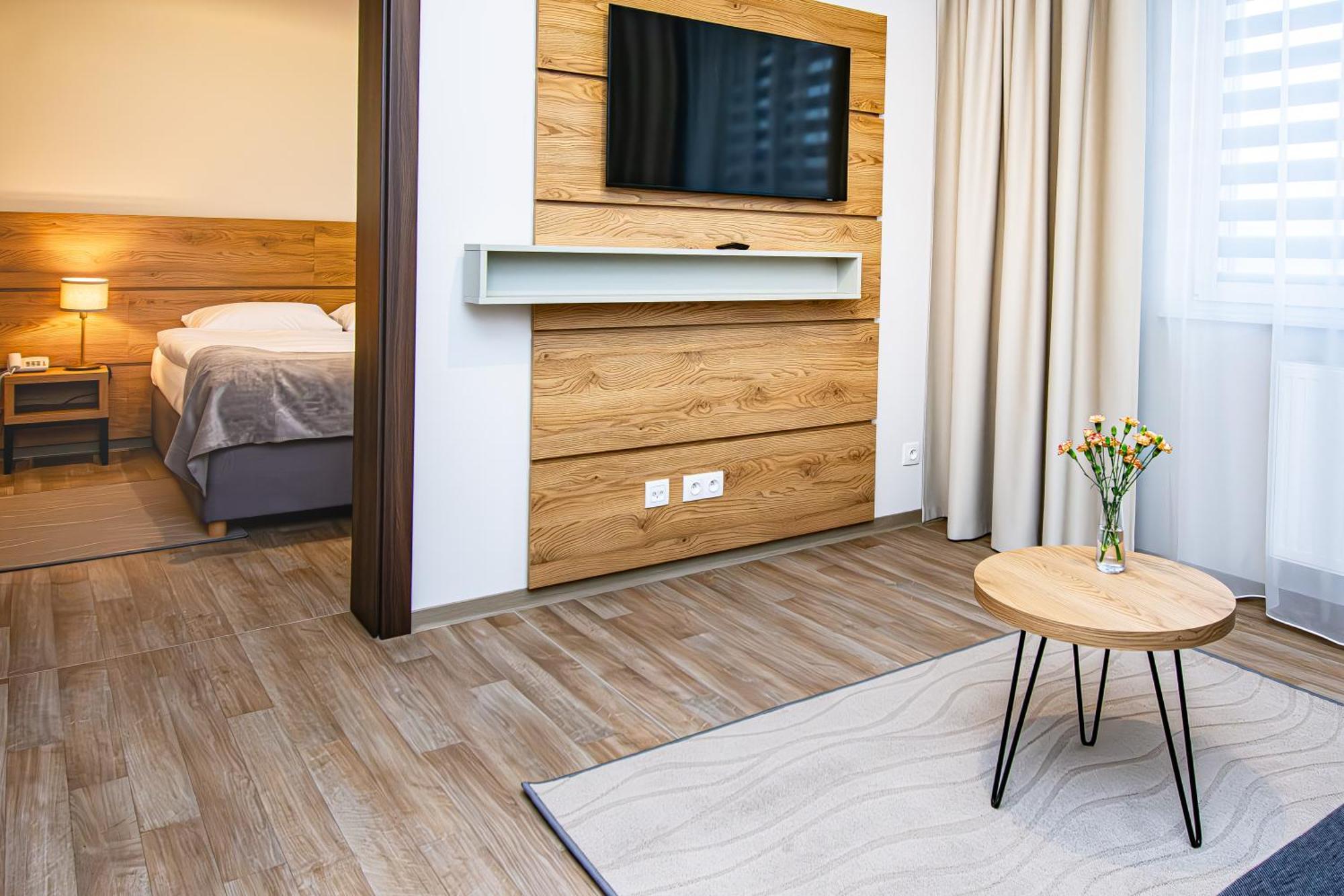 Novy Hotel Жельона Гора Екстериор снимка