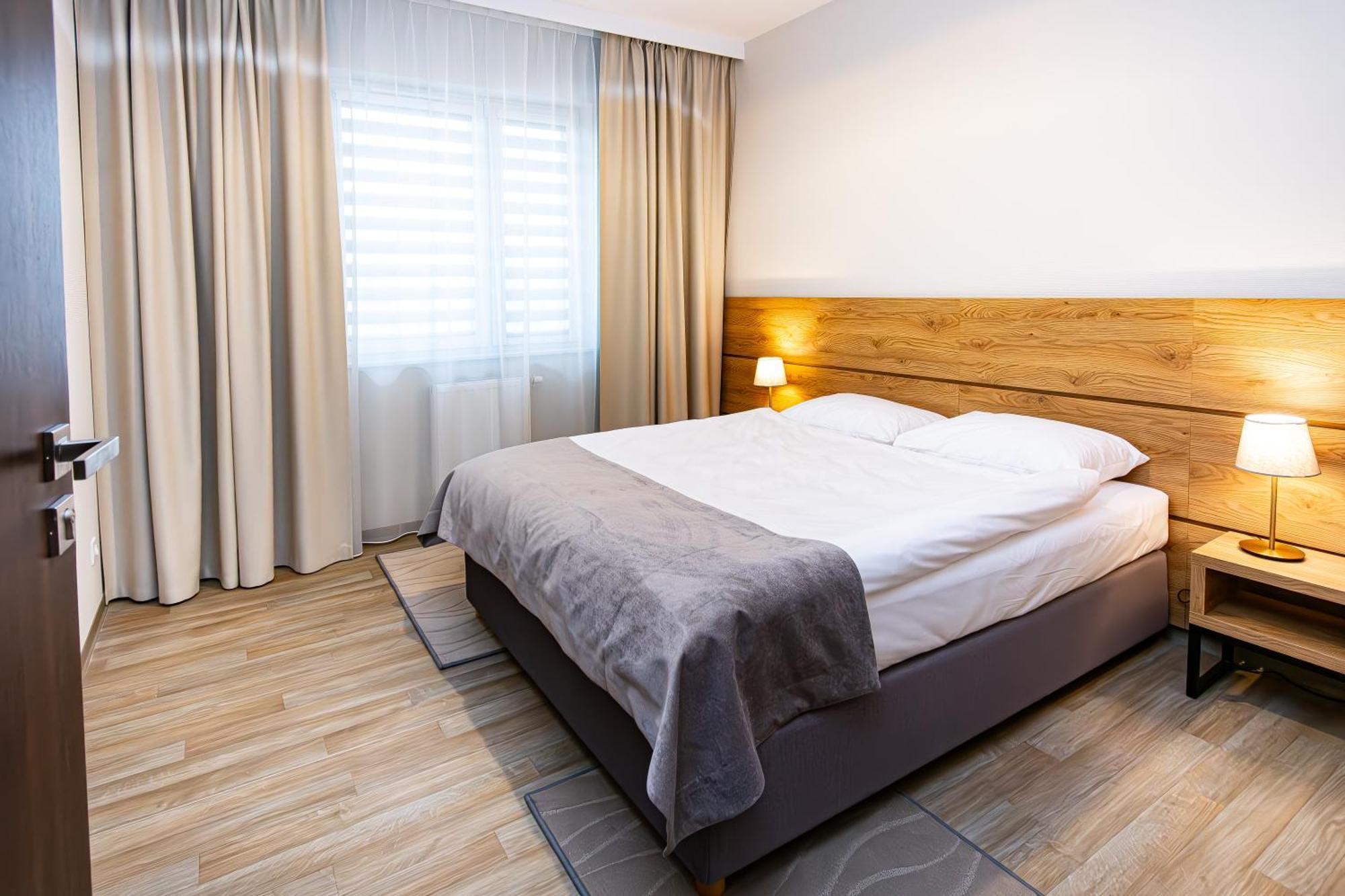 Novy Hotel Жельона Гора Екстериор снимка