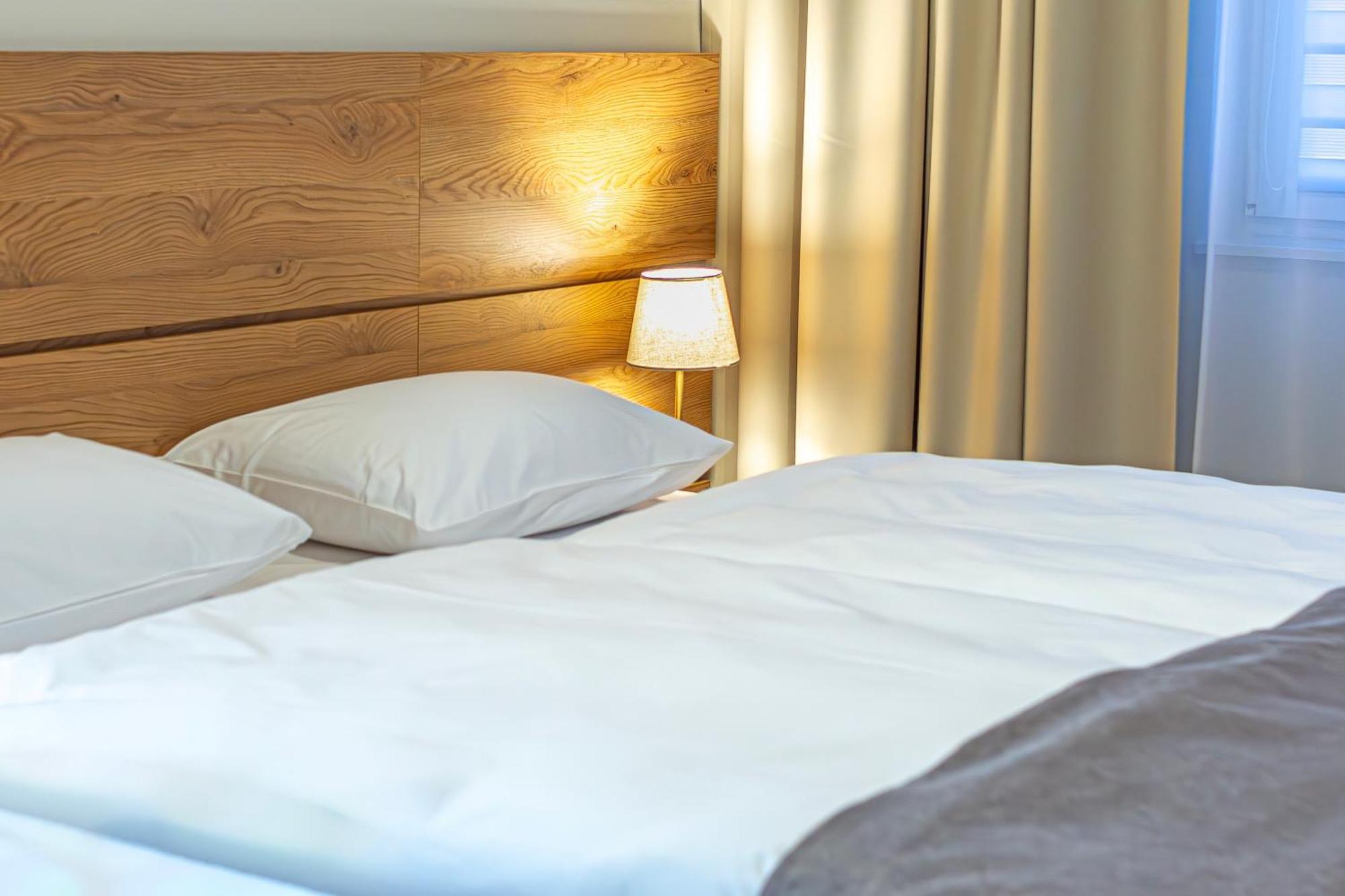 Novy Hotel Жельона Гора Екстериор снимка
