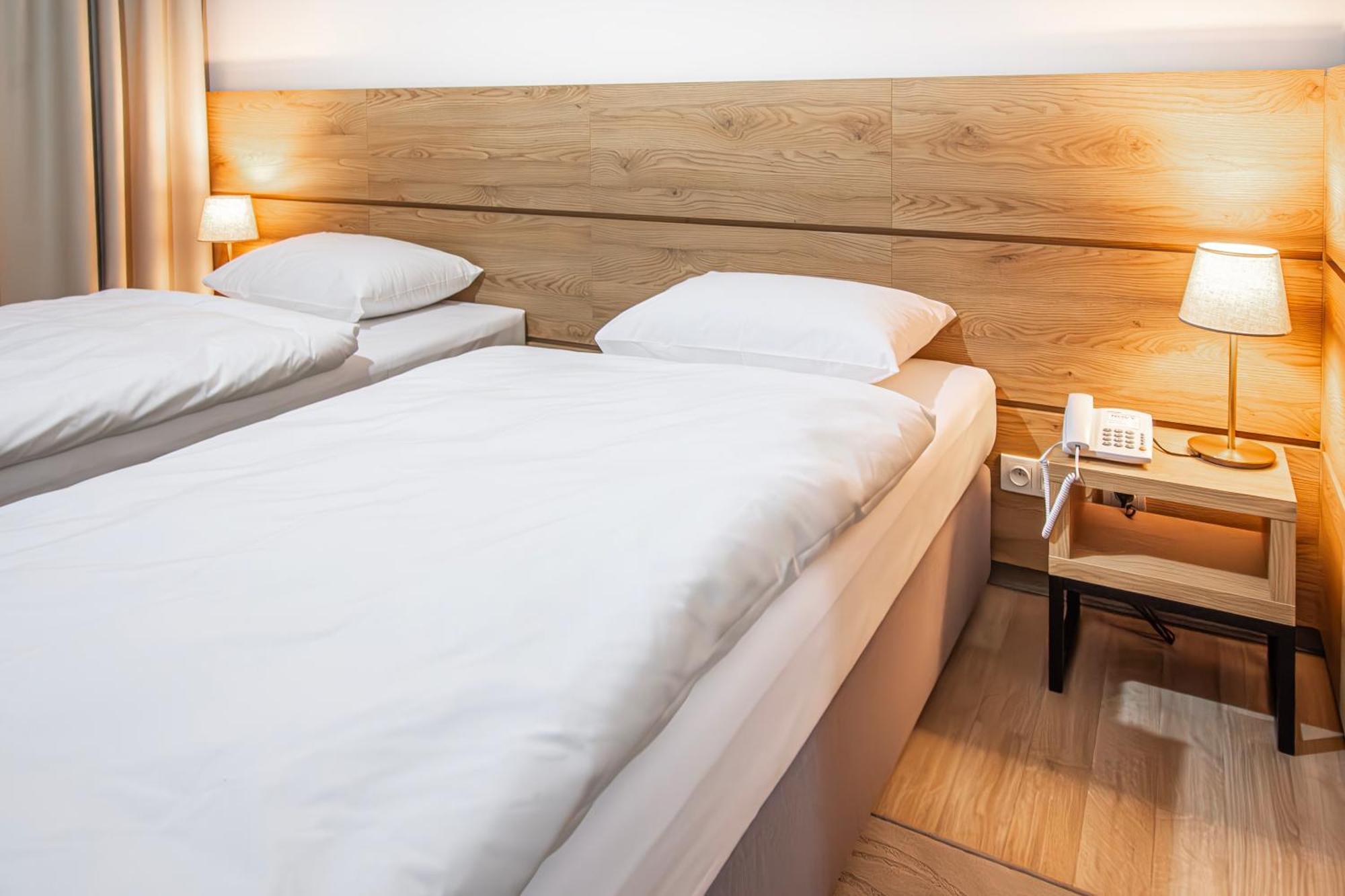 Novy Hotel Жельона Гора Екстериор снимка