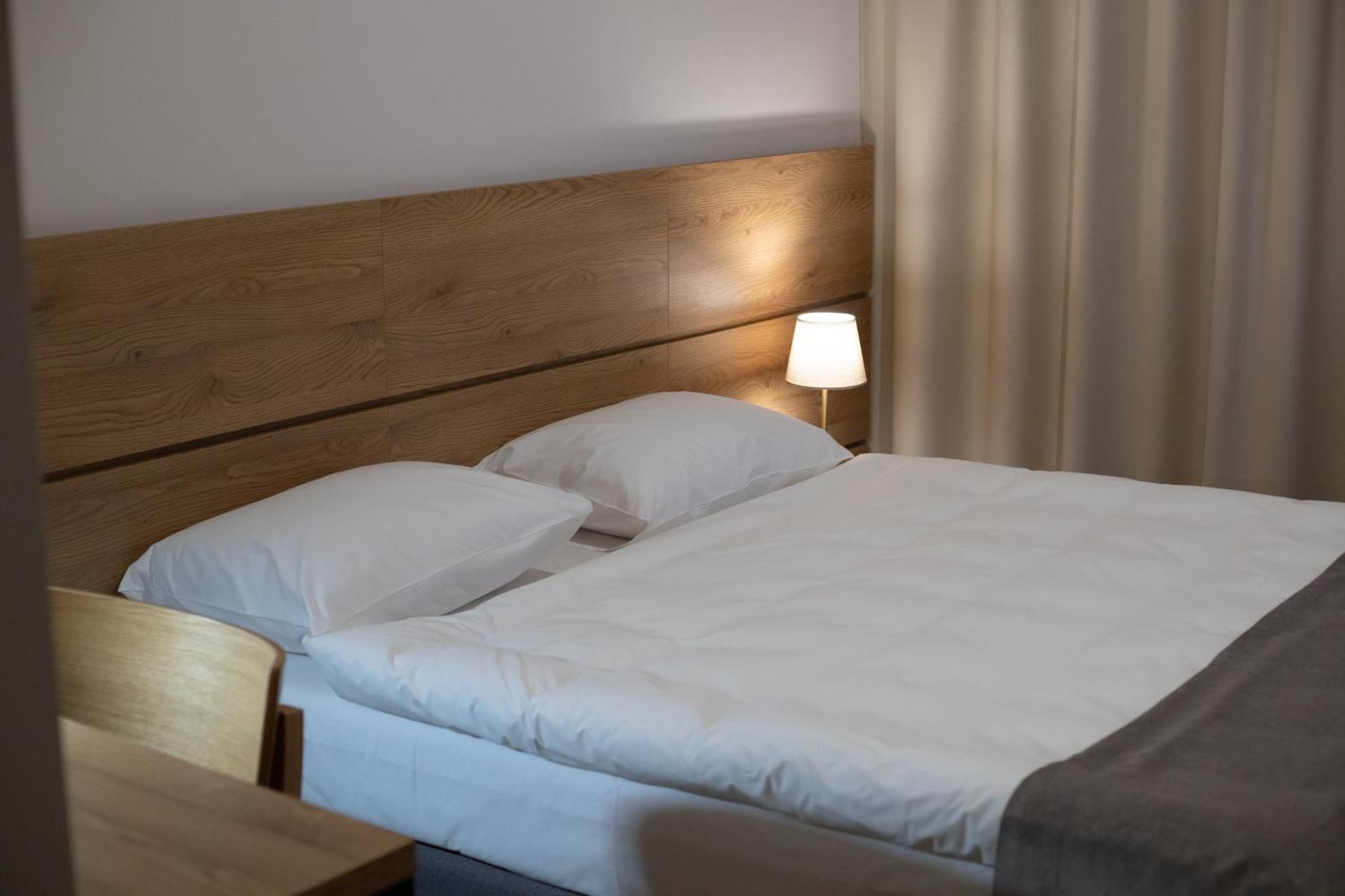 Novy Hotel Жельона Гора Екстериор снимка